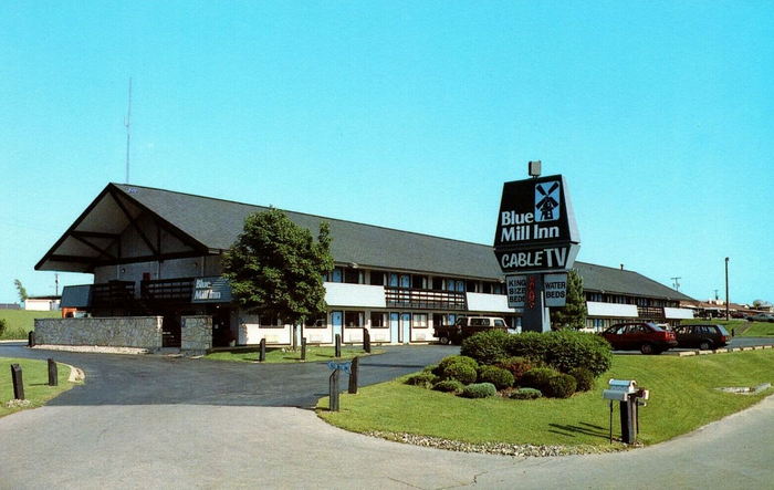 Economy Inn by OYO Holland (Blue Mill Inn) - Vintage Postcard